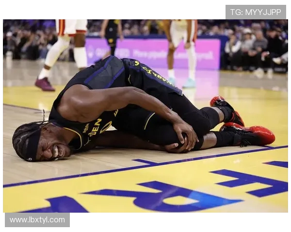 詹姆斯在勇士对骑士的比赛中上演惊天爆扣引发全场沸腾